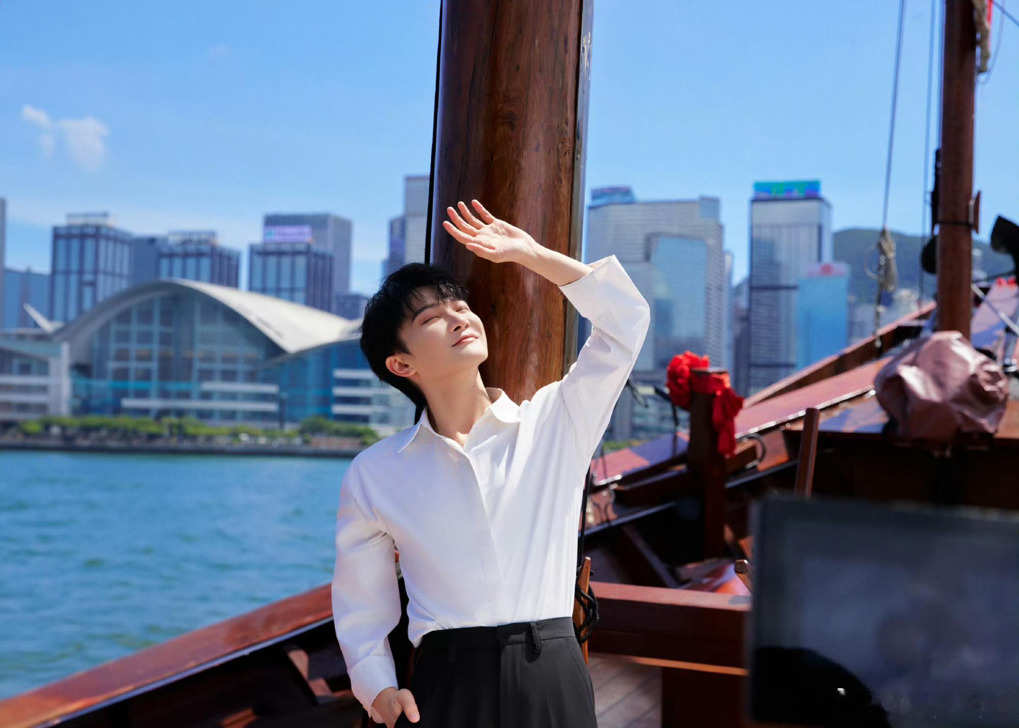 周深微博之夜加速器给周深的新年心意🔹我们就是因为生活太多事情了，老忘记了这种最