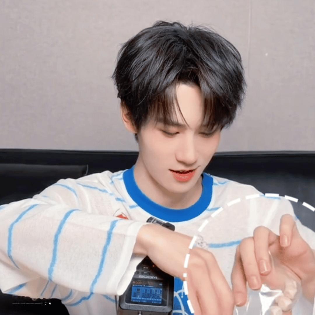 张真源沉浸式ASMR张真源100期当然要来点不一样 连妆造都特意搭配好，全程沉浸