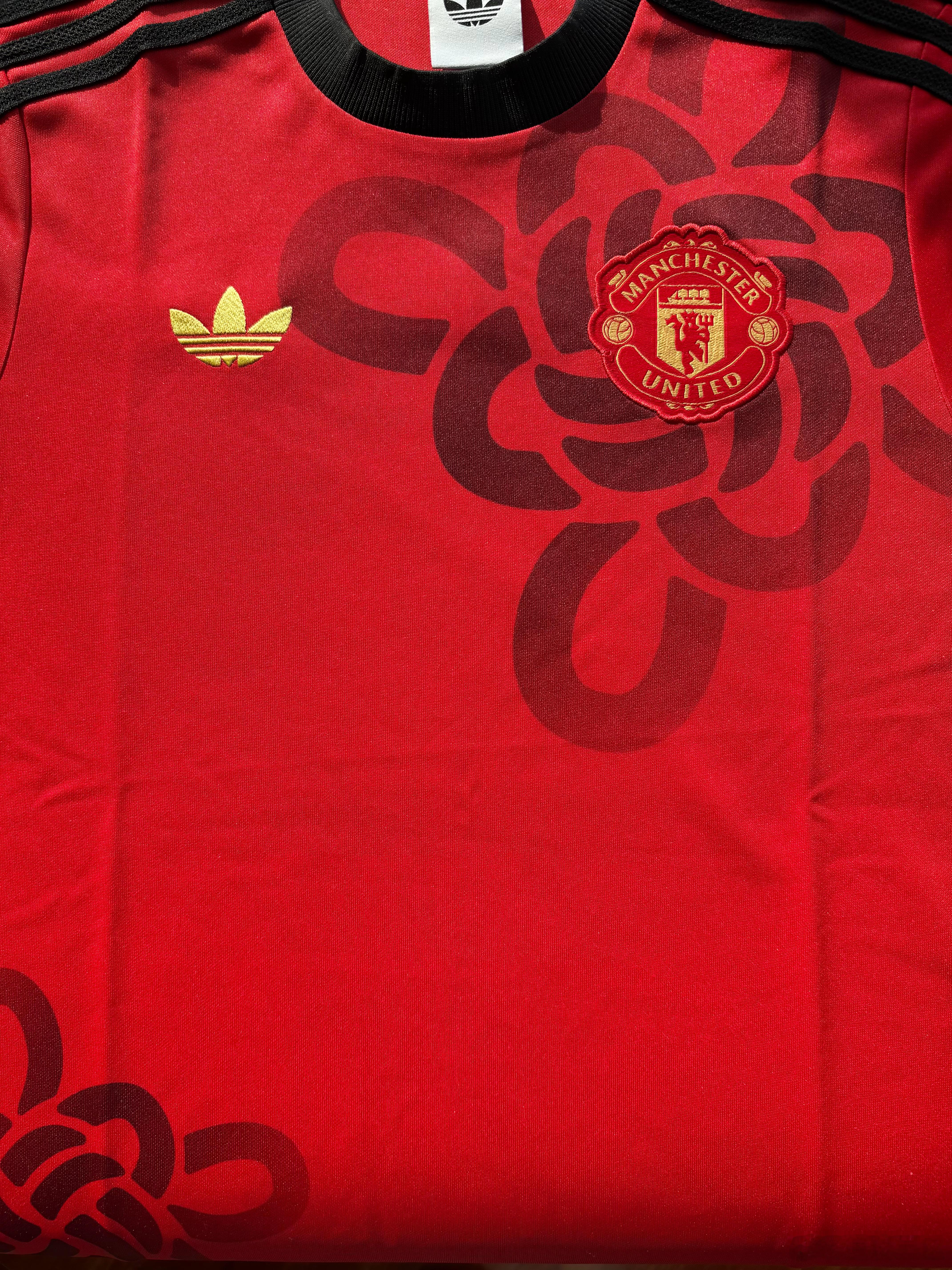 阿迪达斯最新发布的曼联中国结系列新的一年，期待好运