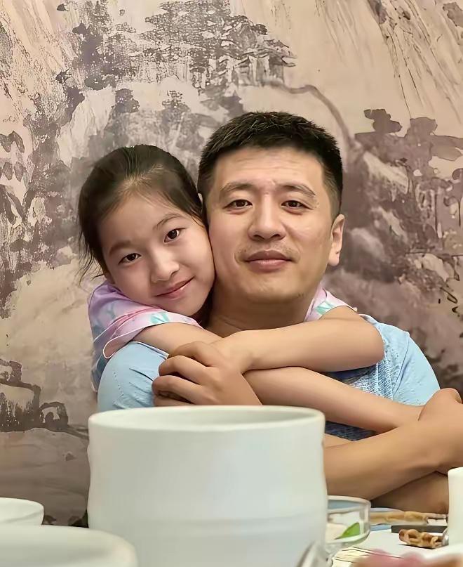 张雪峰女儿现在是看着没什么，也许是因为她年纪还小，可能整个人还是懵的状态。可能过