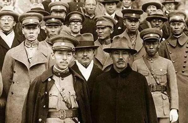 《张学良要是当年硬刚日本，能躲过抗战吗？当年东北军有三十万条枪！飞机两百六十架！