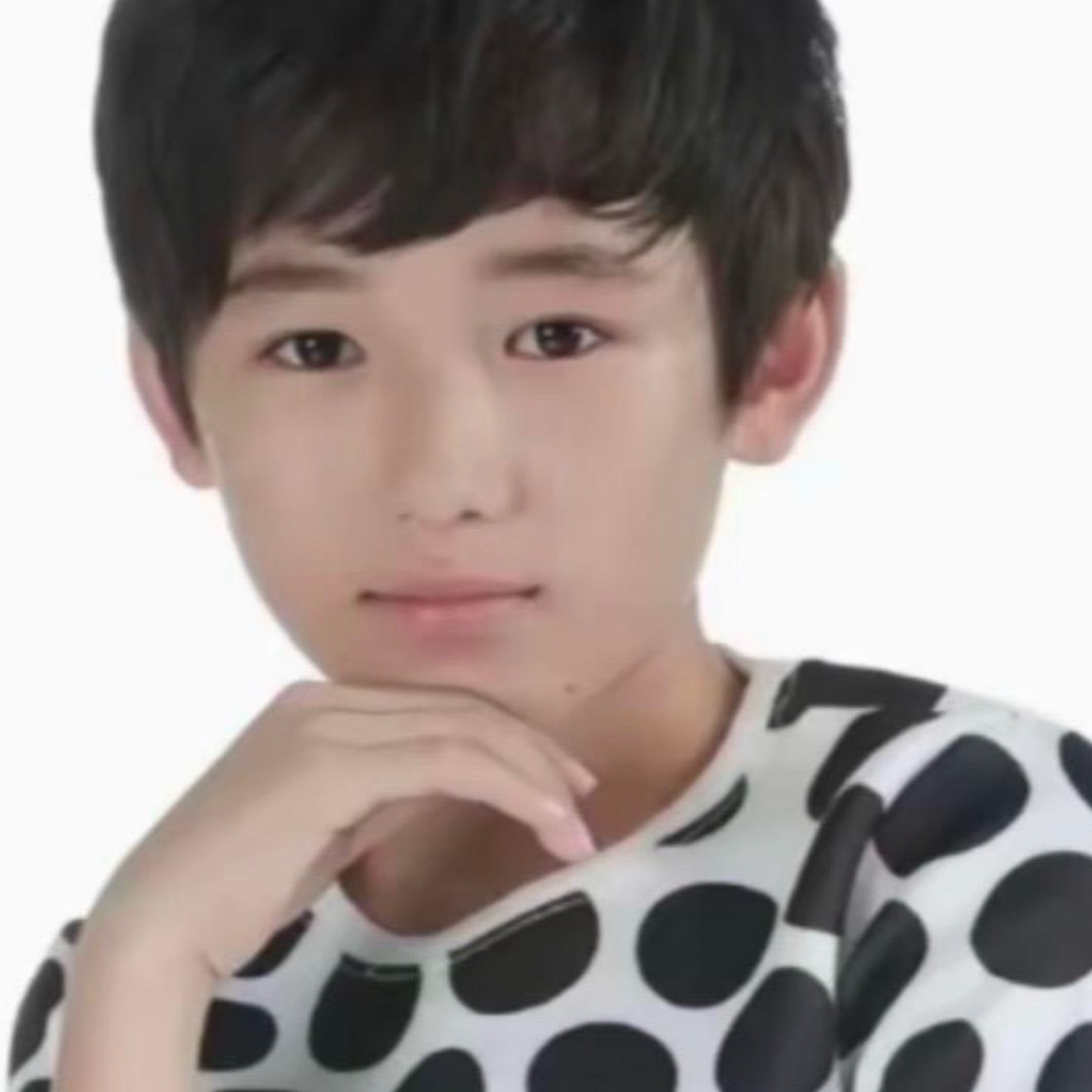 我真的不行了宋亚轩的头像背景是自己的表情包宋亚轩存了多少自己的表情包