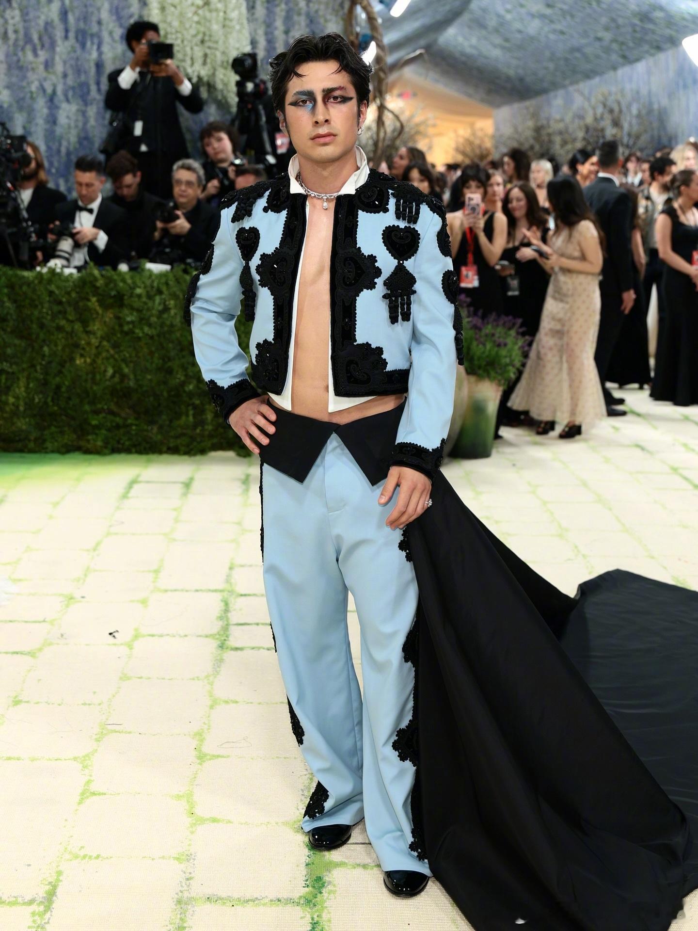 Hudson Williams 的MetGala 礼服，来自 Balenciag