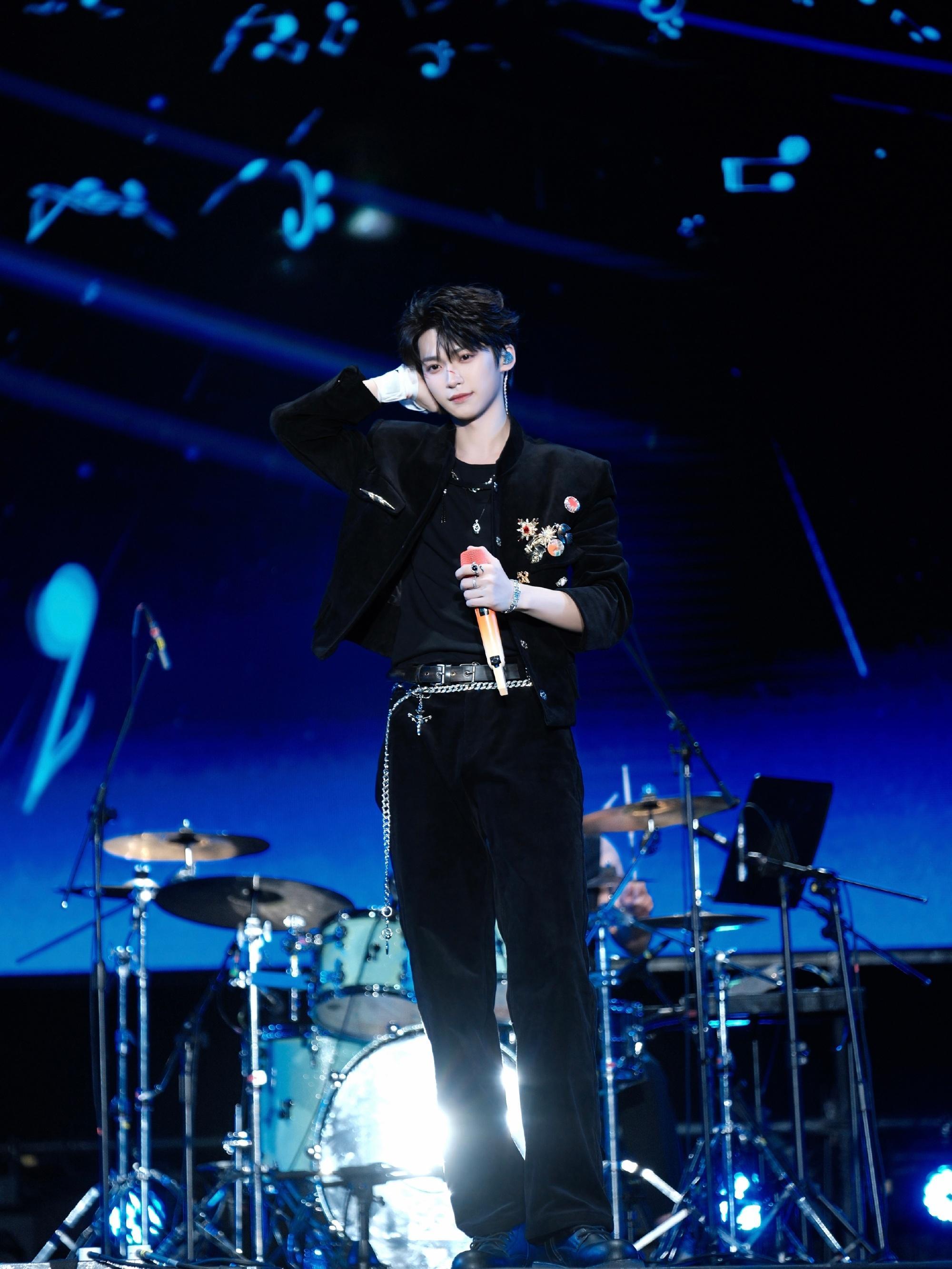 🔮  “我在黄昏写上一封书信 载着落日的余晖和银河的浪漫 寄给你 寄给温柔本身