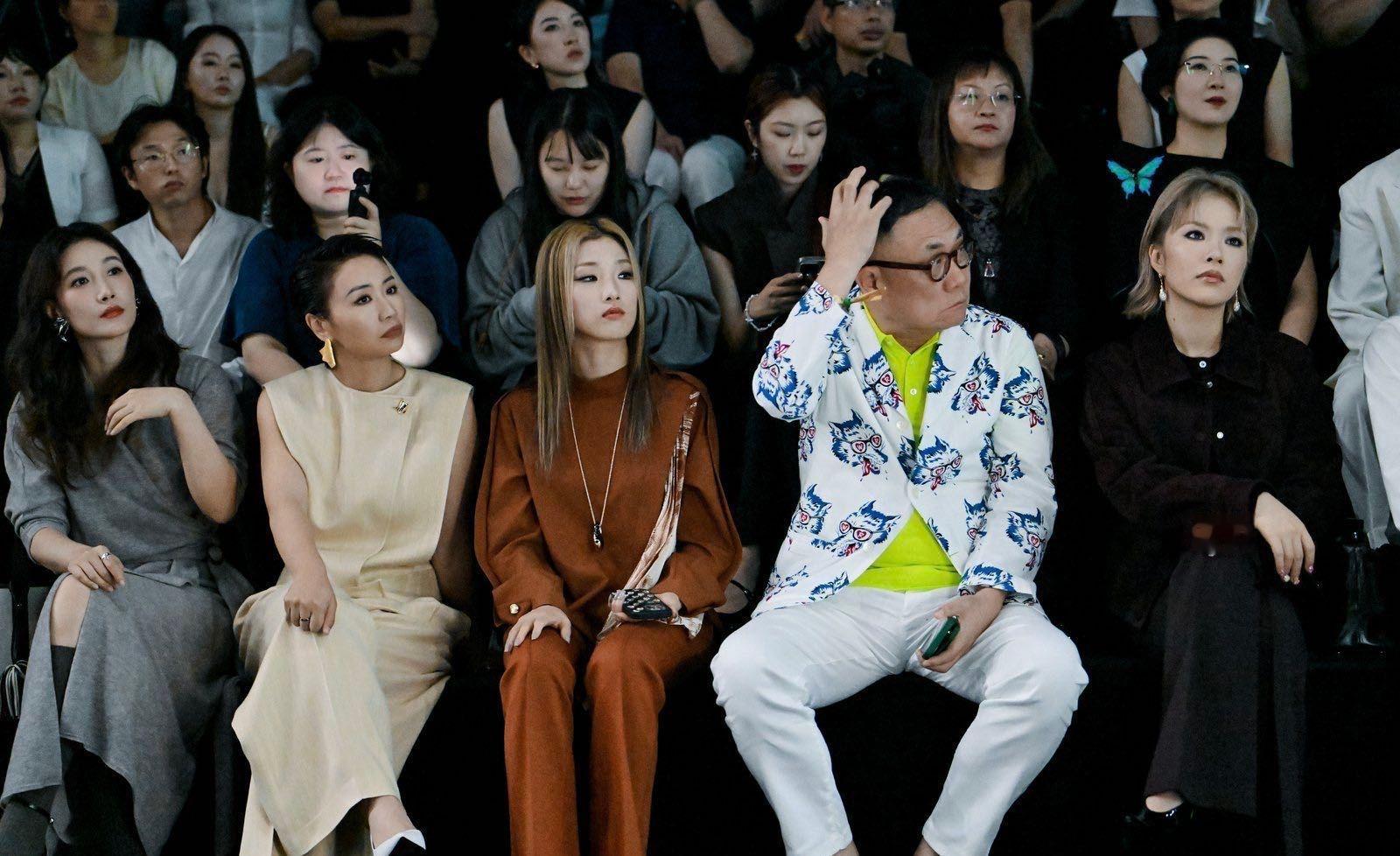 王菊yamy同框梦回创造营当年一个伸手“救”下王菊，如今同场看秀又是彼此成就的模