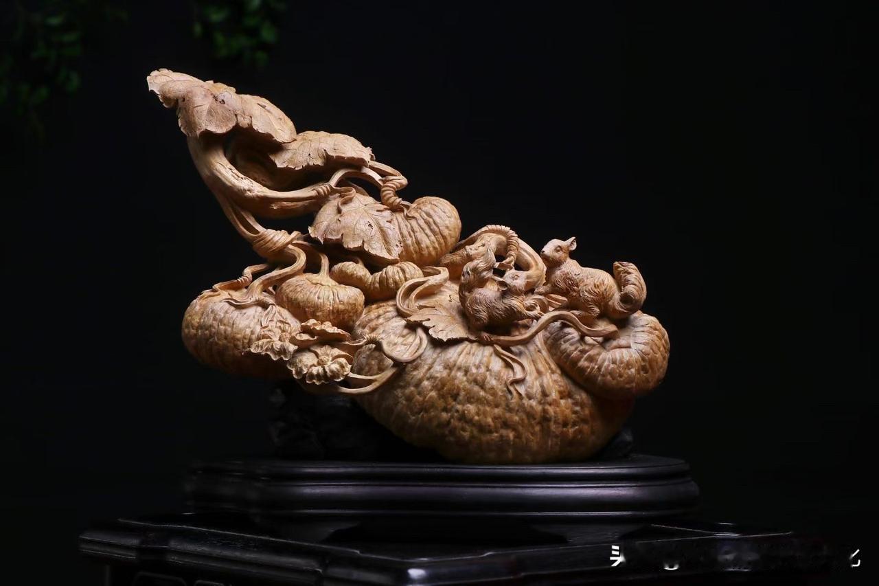 不是简单的“多子多福”，更像一整段在生长的气。

藤蔓一路牵引，大瓜稳，小瓜依，