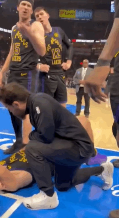 雷霆球迷现场嘲讽受伤的东契奇，真是有点不地道！

昨天东契奇现场受伤倒地的时候，