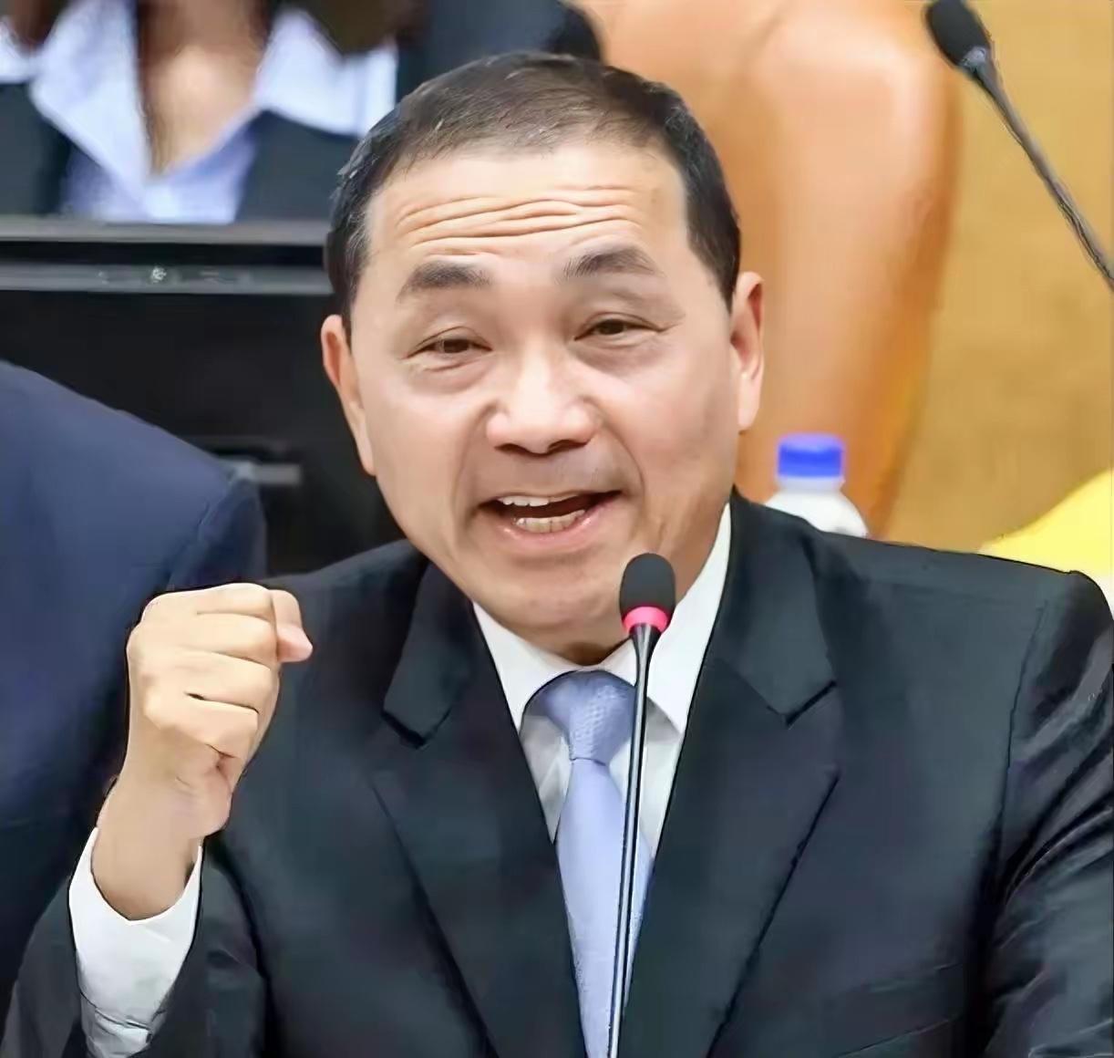 新北市长侯友宜7月21日呼吁就毒油事件"保持行政中立"。

别人都在抄家伙，他偏