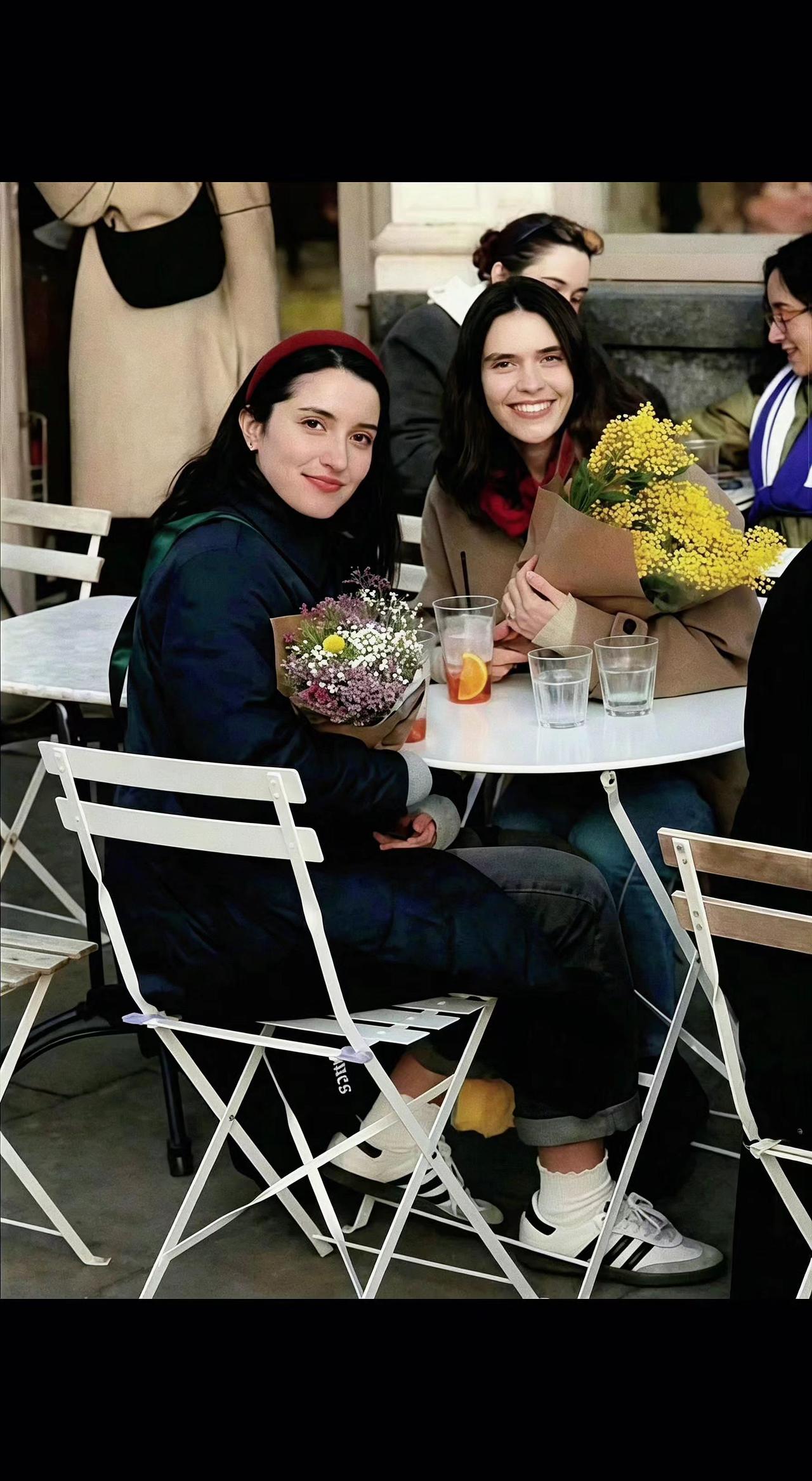 🌸花束碰着咖啡香☕，闺蜜笑靥比春光。偷得浮生半日闲，快乐是会传染的魔法✨