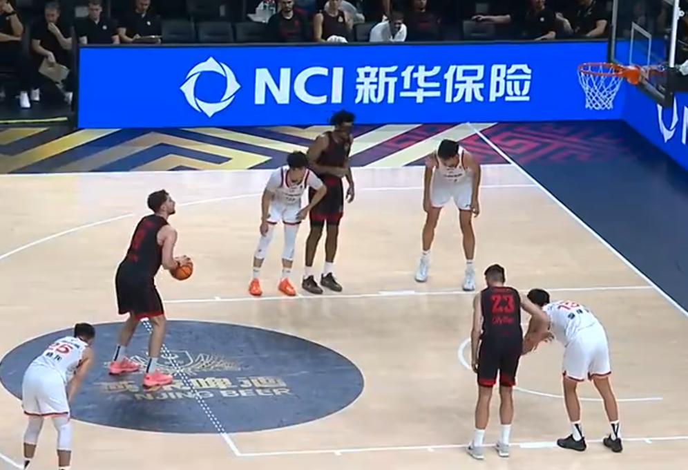 同样是冠军，这差距也太大了。
FIBA洲际杯迎来了一场冠军球队的切磋，立陶宛联赛