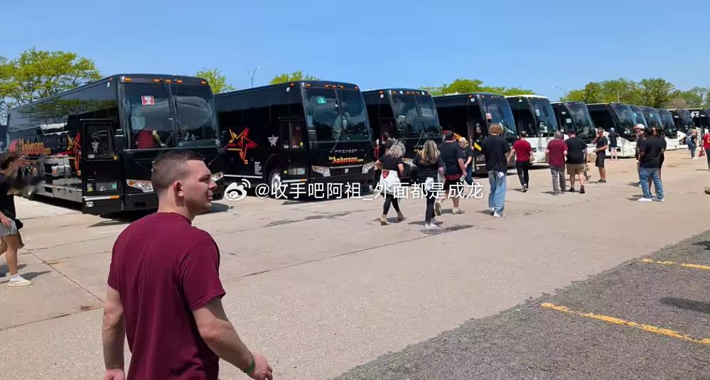 NBA季后赛，骑士125-94大胜活塞，系列赛4-3晋级东决。赛后，骑士老板吉尔