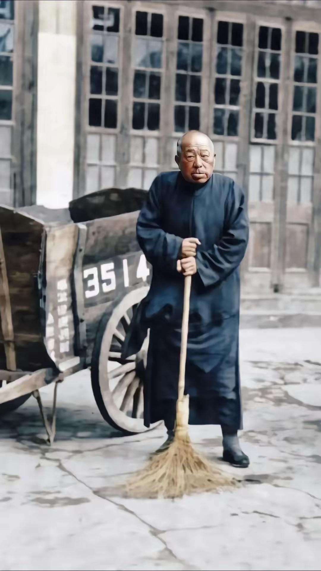 1951年，陈毅让83岁的黄金荣扫大街，蒋介石得知后感叹：陈毅真厉害。

​黄金