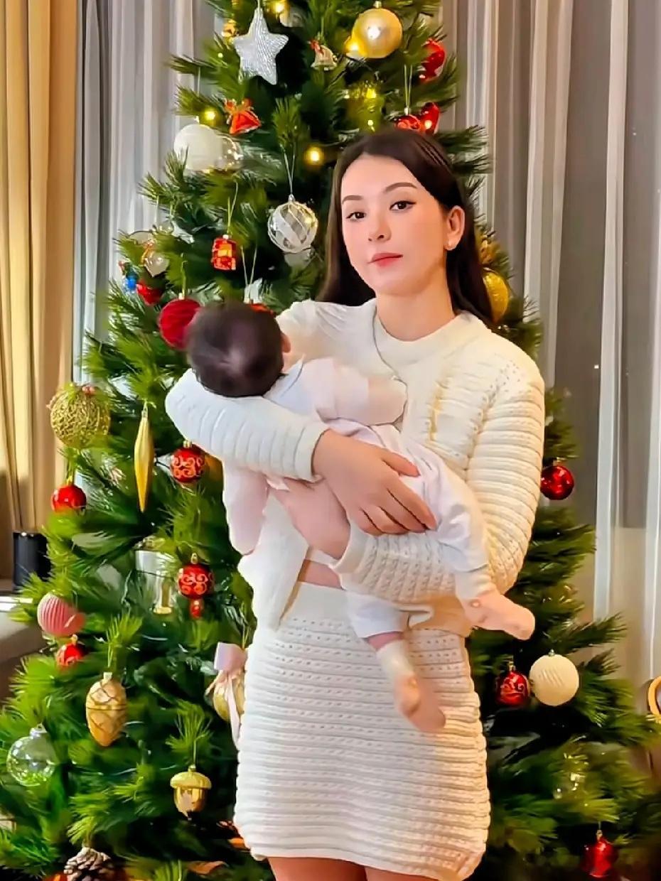 方媛抱小女儿跨年，小宝贝真有福气！有一说一，方媛算是天王嫂中比较讨喜的，为人低调