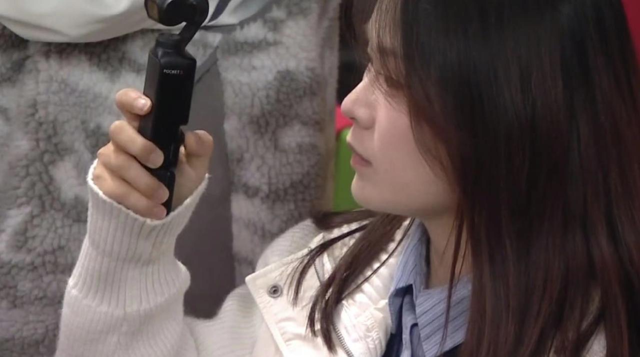 呵呵！中国女篮对阵巴西女篮激战正酣，刘禹彤接球后准备突破上篮，这时候，现场镜头突