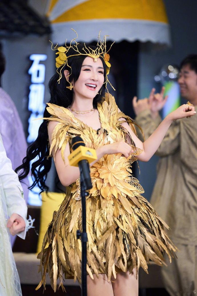 谢娜说和女儿们都好喜欢这期造型从谢娜微博里女儿们追着蝴蝶跑的九宫格，到节目中她提
