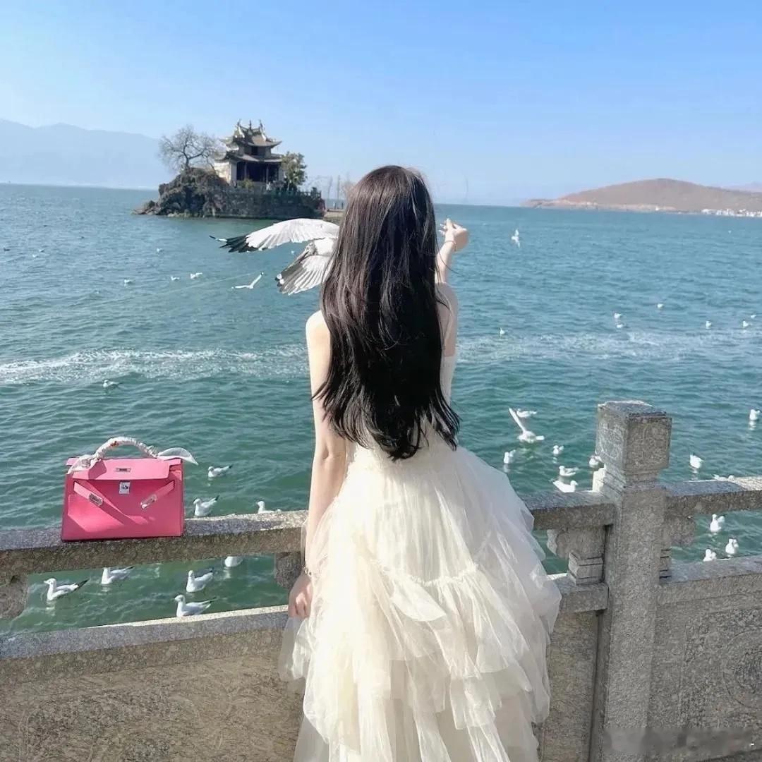 聪明女人的6个特点1：懂得示弱示弱并不丢人，硬撑才更让人笑话2：说话要软学会硬话