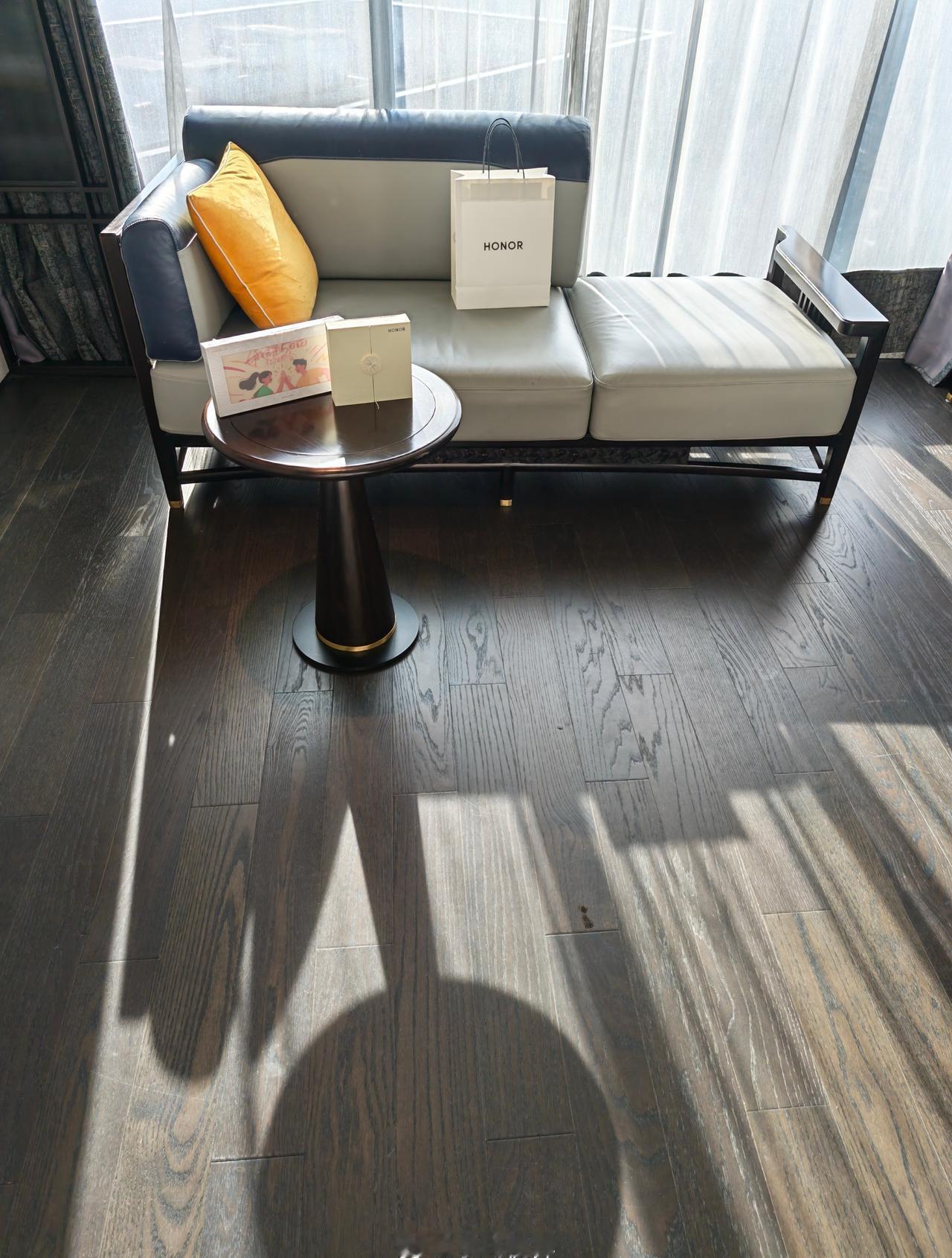 本来想着在广州能提前过夏天，短袖都备好了，结果一下飞机直接被风教做人。
没想到现