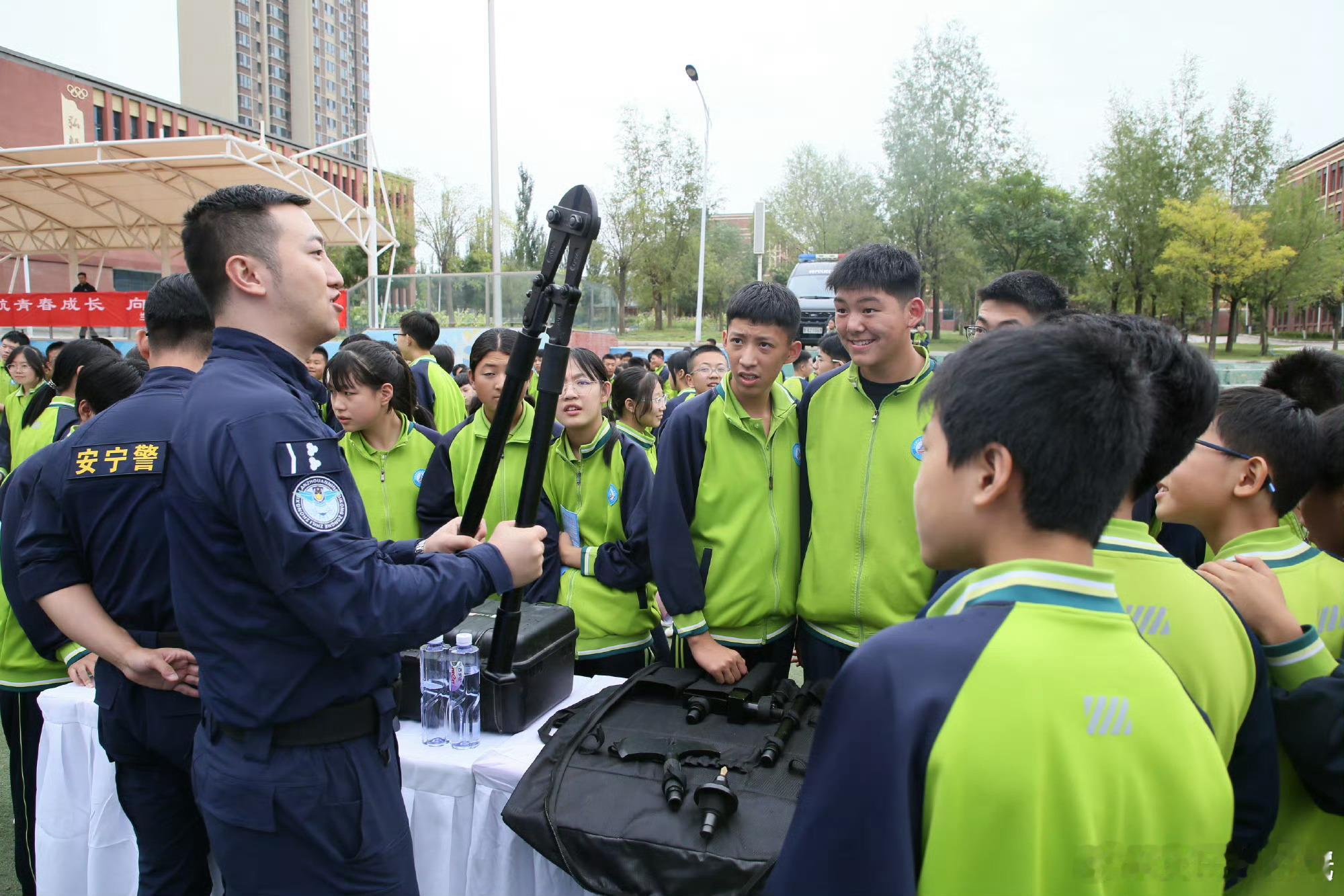 兰州安宁公安多警种护航开学第一课 摸一摸警用装备，听一听安全课堂！兰州安宁公安联