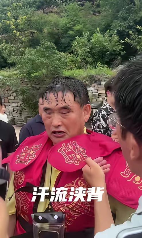 大衣哥拒绝景区商演引发热议。景区最终酬劳到手大约 4 万元，却附带大量繁重任务，