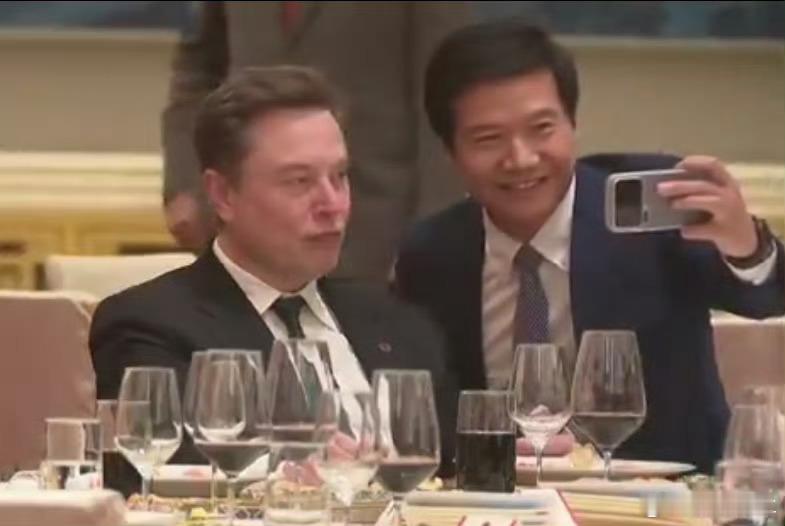 特朗普访华欢迎宴会雷总也去了～咱们的企业家也去了～吃饭也能谈事儿有些事情其实就是