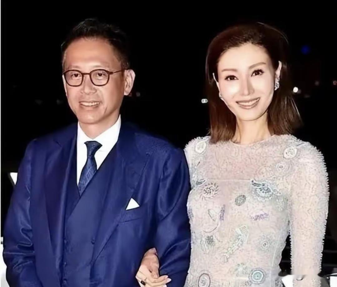 你敢信？同样是许家儿媳，何超琼和李嘉欣的待遇差了十万八千里。
何超琼 李嘉欣