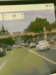 哪位大神给看看，这到底是啥情况，汽车遭遇“闪爆”了。
7月17日网友分享视频，一