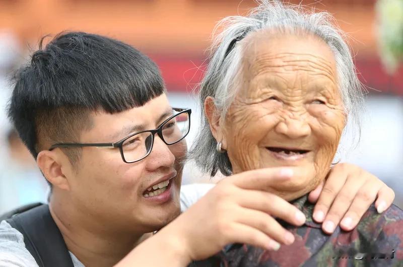 孙子遇难后奶奶不愿搬走 孙子遇难后，奶奶不愿搬走，只因家里得有人“等他回来”，这