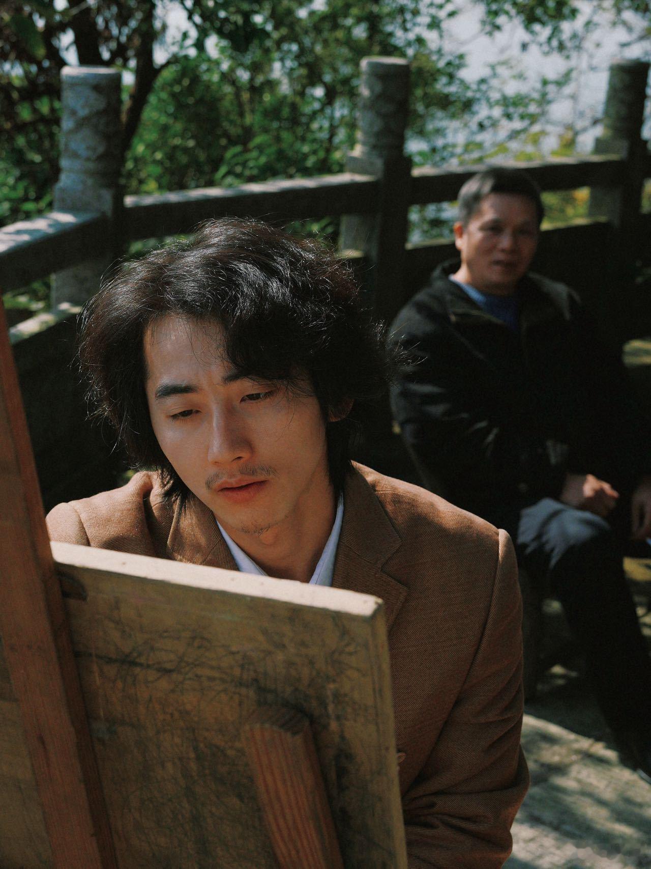 破亿票房里杀出的黑马配角神探之痕迹黄西服男是孙宁很爱这种反差感角色，看着从容优雅