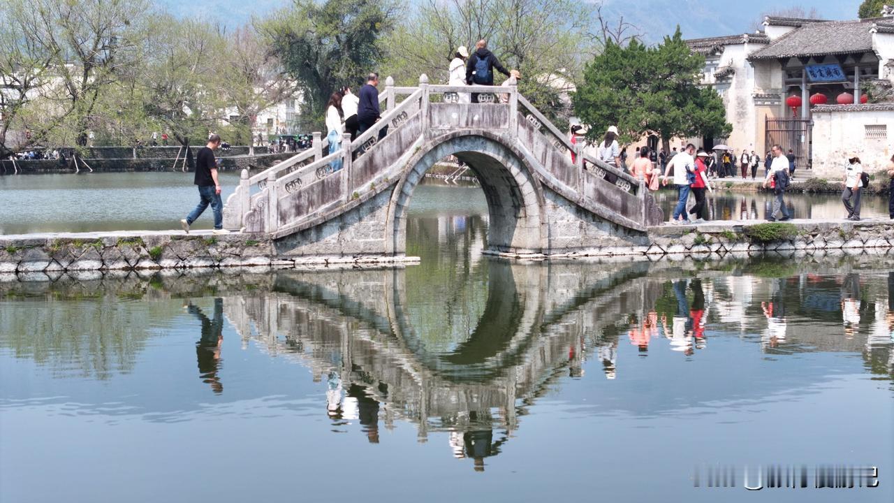 给大家分享一张我在宏村古镇拍的照片。宏村不愧是“中国画里的乡村”，整个村子按牛形