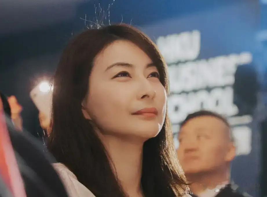 “她退役那天，全网都在猜她嫁豪门享清福……14年后，人家坐在巴黎奥运会裁判长席上