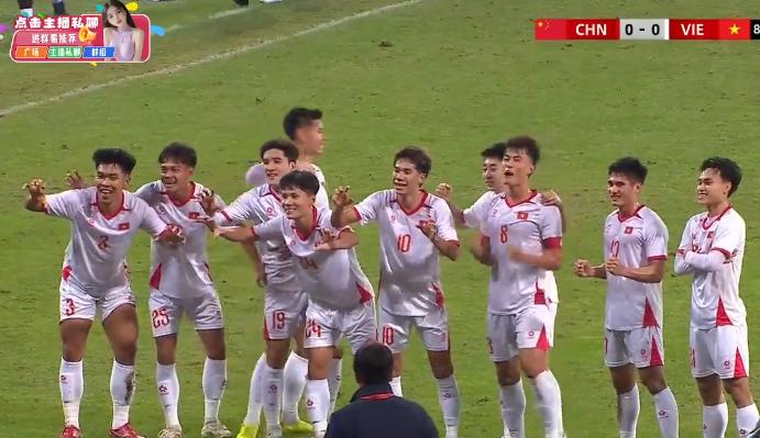 邵佳一看了这场熊猫杯不知道什么感受？

我们这边一再浪费门前的机会，而80分钟被