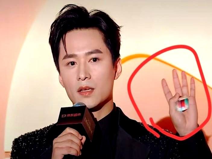 大家发现了吗？今天王皓祯红果创作大会首秀。
 

他从业这么多年头一回参加线下活