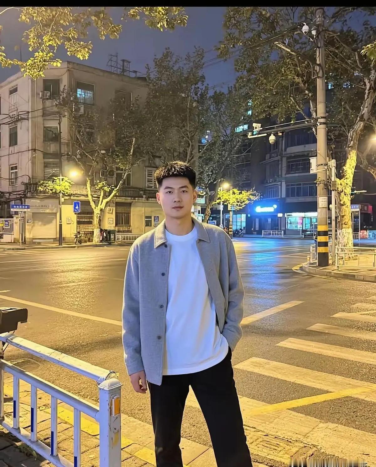 衬衫不性感，是人穿出了味道。
白衬衫一扣，不说话也自带气场。
不是衣服勾人，是腰