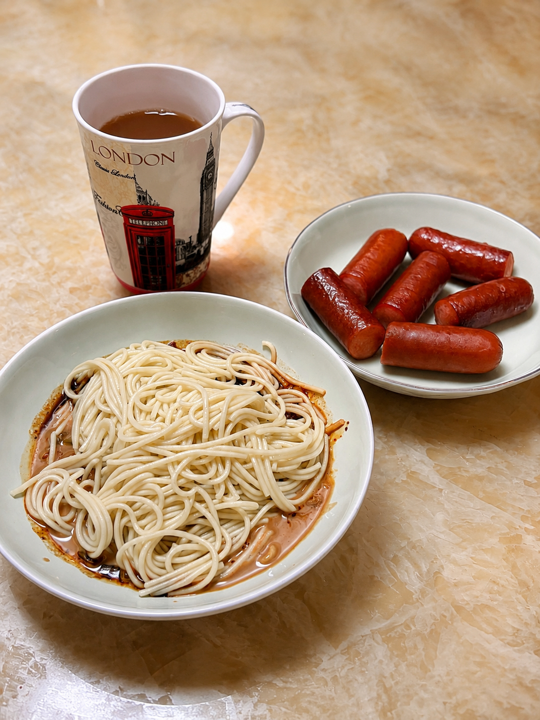 开市客买的柯克兰香肠（熟食吧台同款），木兰茶语港式柠檬茶，秒宴热干面，简简单单又