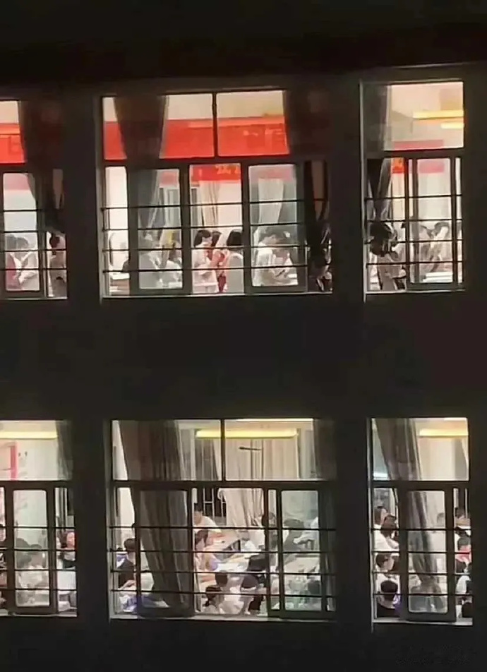 网友：楼上是重点班，楼下是普通班。 ​ ​​​