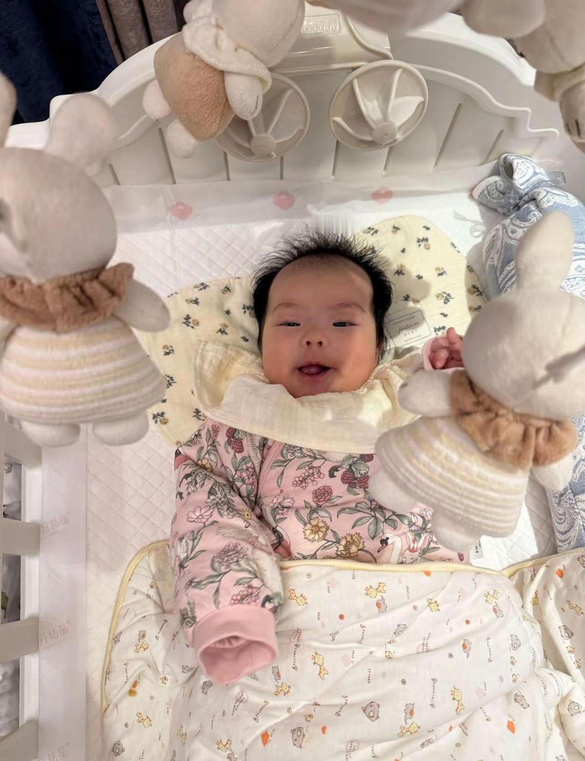 妈咪们别装了，精致生活早就被尿不湿打败。
你还在画眉？
孩子已经把玩具塞进鼻孔。