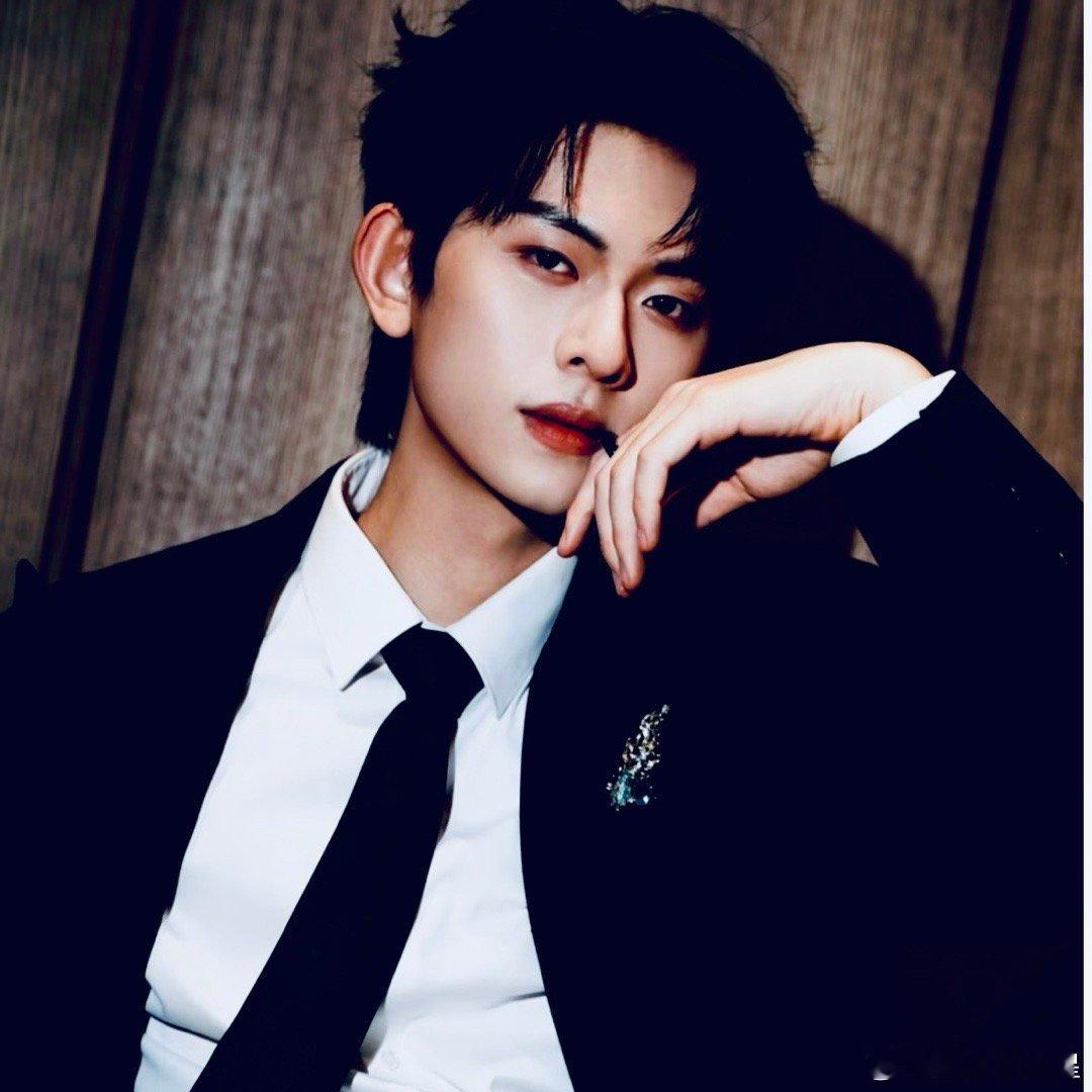 短剧男主剧里剧外两幅面孔 陈添祥剧里剧外反差也太可爱了，纪教授的冷帅和线下软萌奶