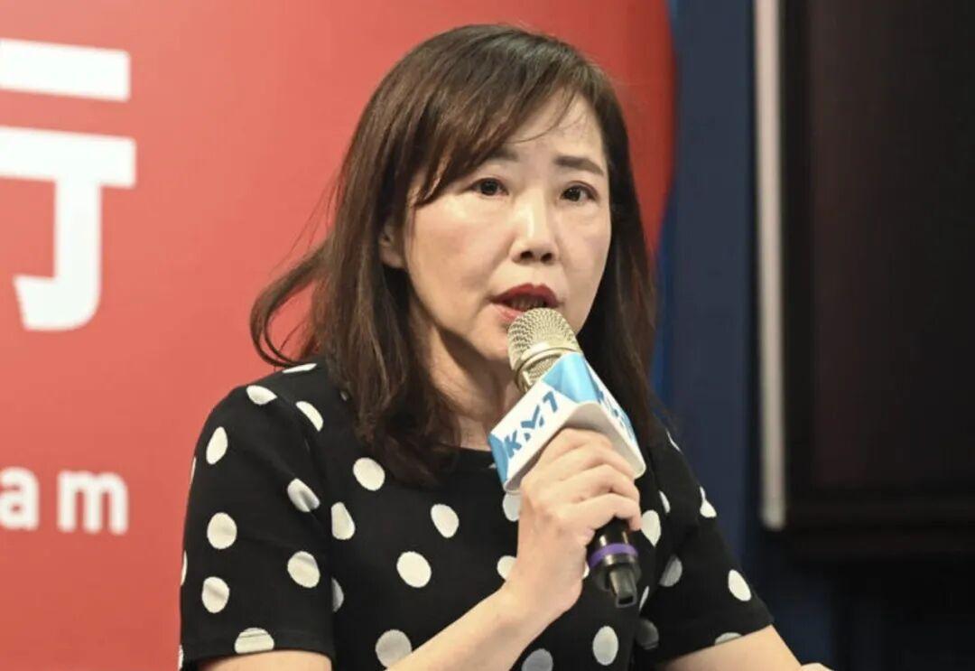 尹乃菁，不想辞职了
 
说好的辞职，现在又变卦了。前几天她还公开讲，因为身体不好