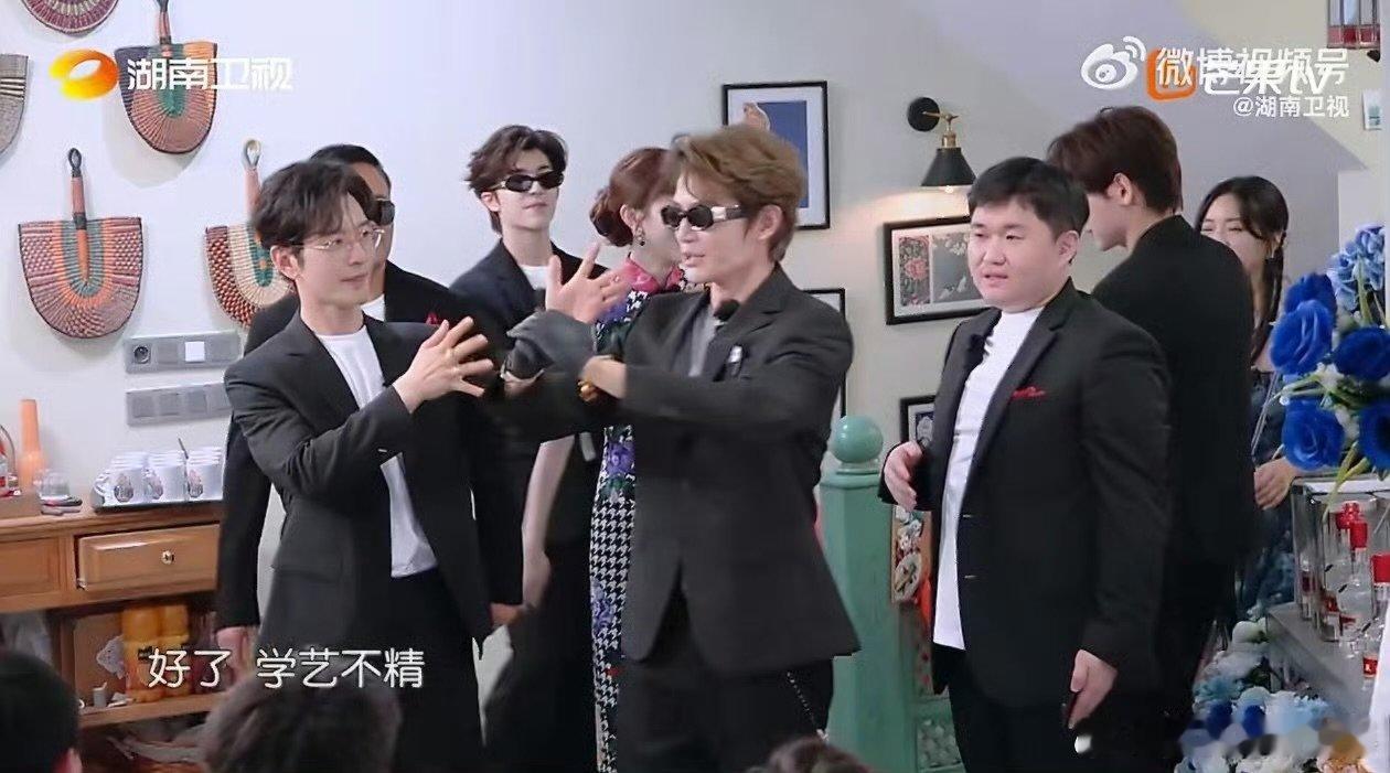 丁禹兮偷偷练习惊艳所有人丁禹兮回复黄晓明中餐厅 天呐！丁禹兮在集体婚礼上表演功夫