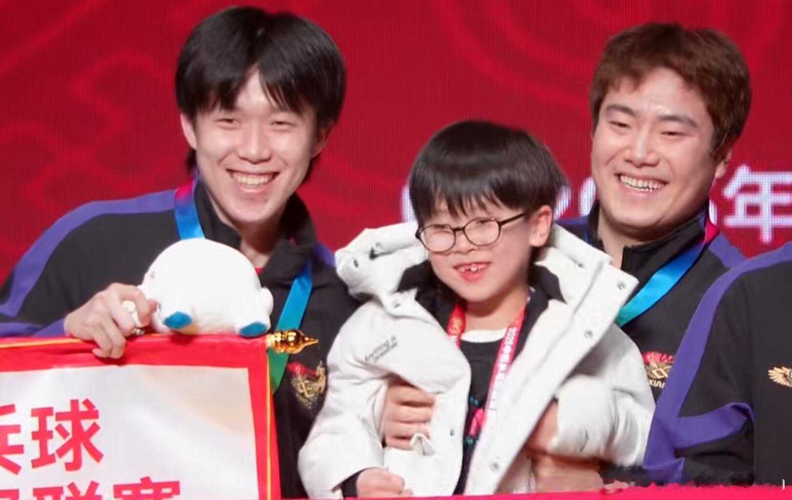 乒超联赛男团决赛颁奖仪式上，王楚钦和梁靖崑抱起凉皮合照，王楚钦和梁靖崑抱凉皮比捧