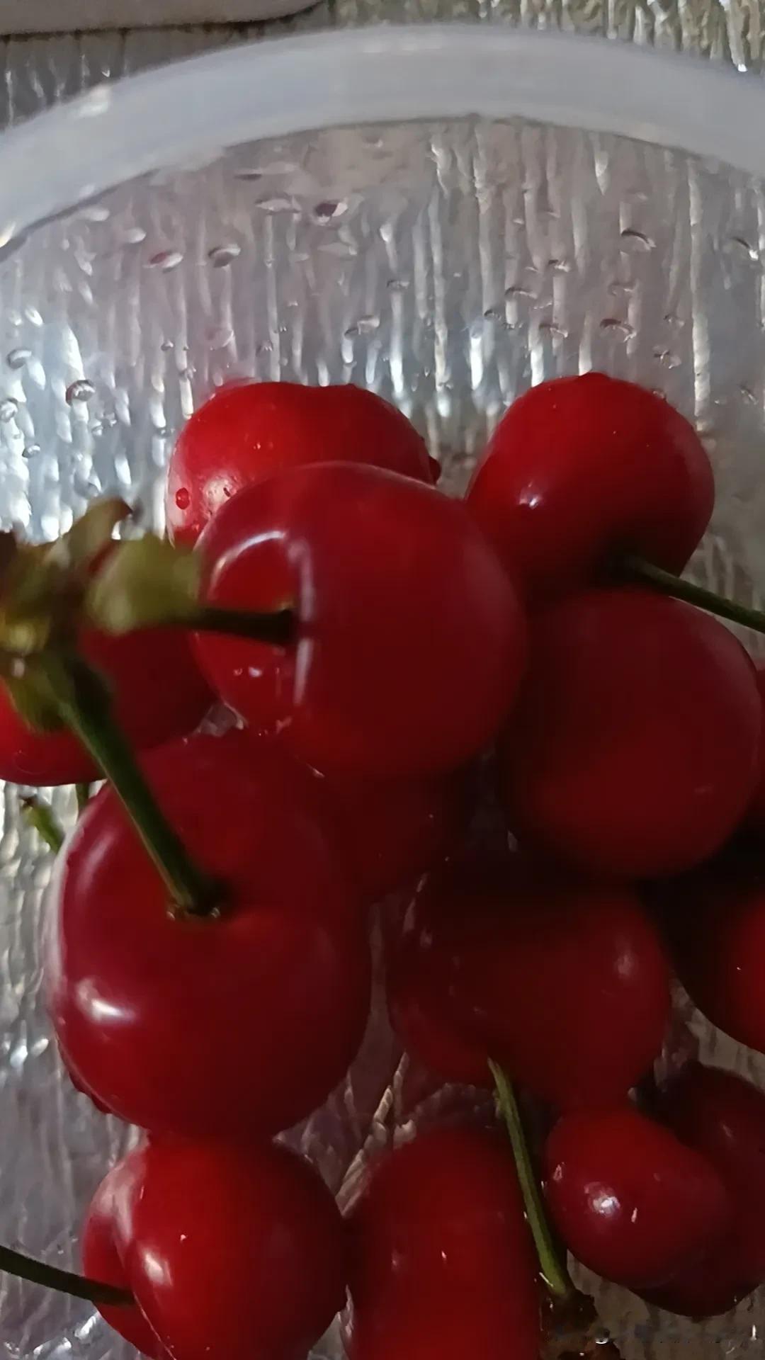 有跟我一样不喜欢车厘子就喜欢这种以前品种的樱桃吗？我觉得这种老式樱桃酸酸甜甜的很