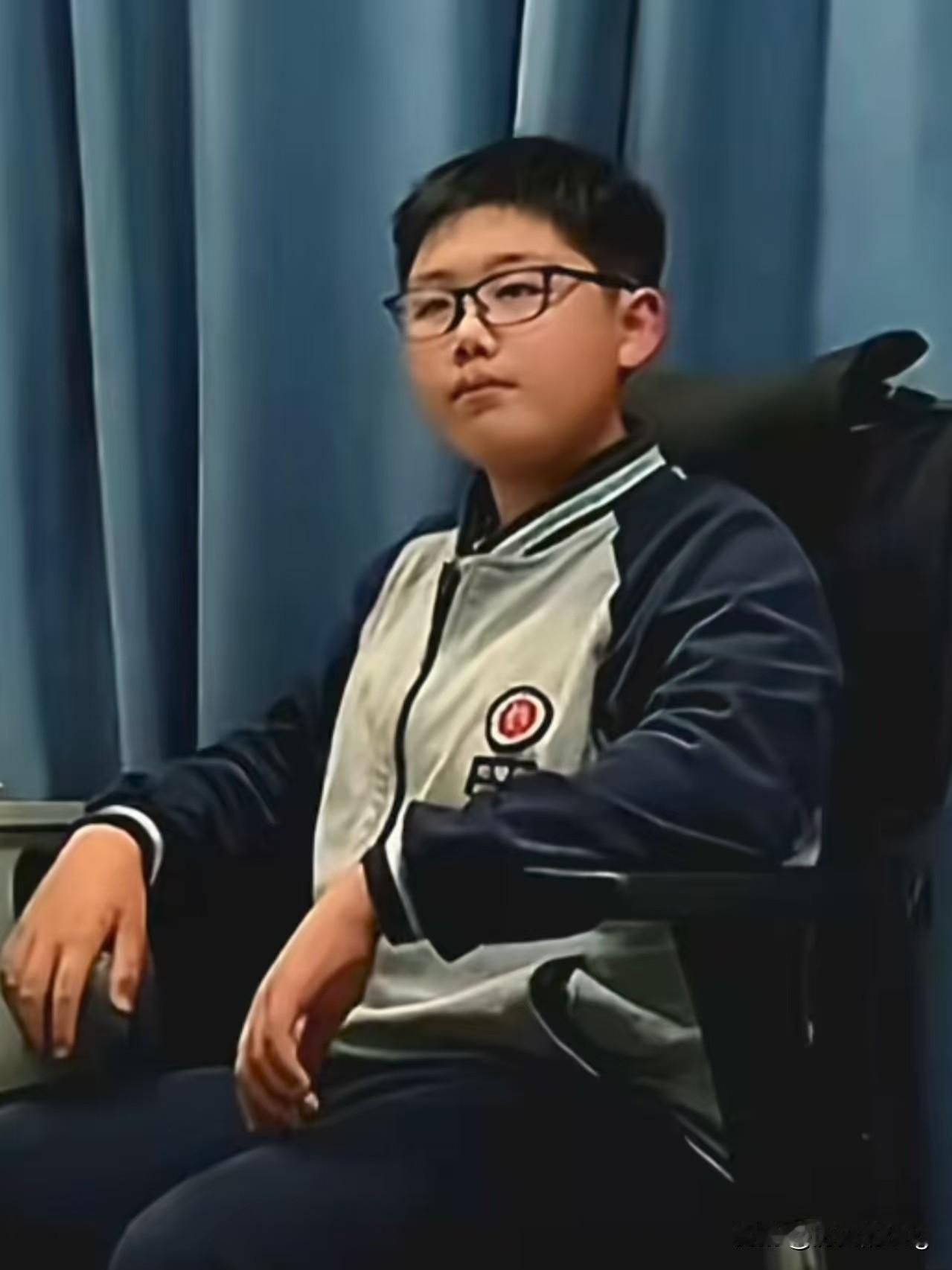 拿儿子三万块钱去买金镯子的母亲，是个单亲妈妈，已经和男孩的爸爸离婚了。

近日，