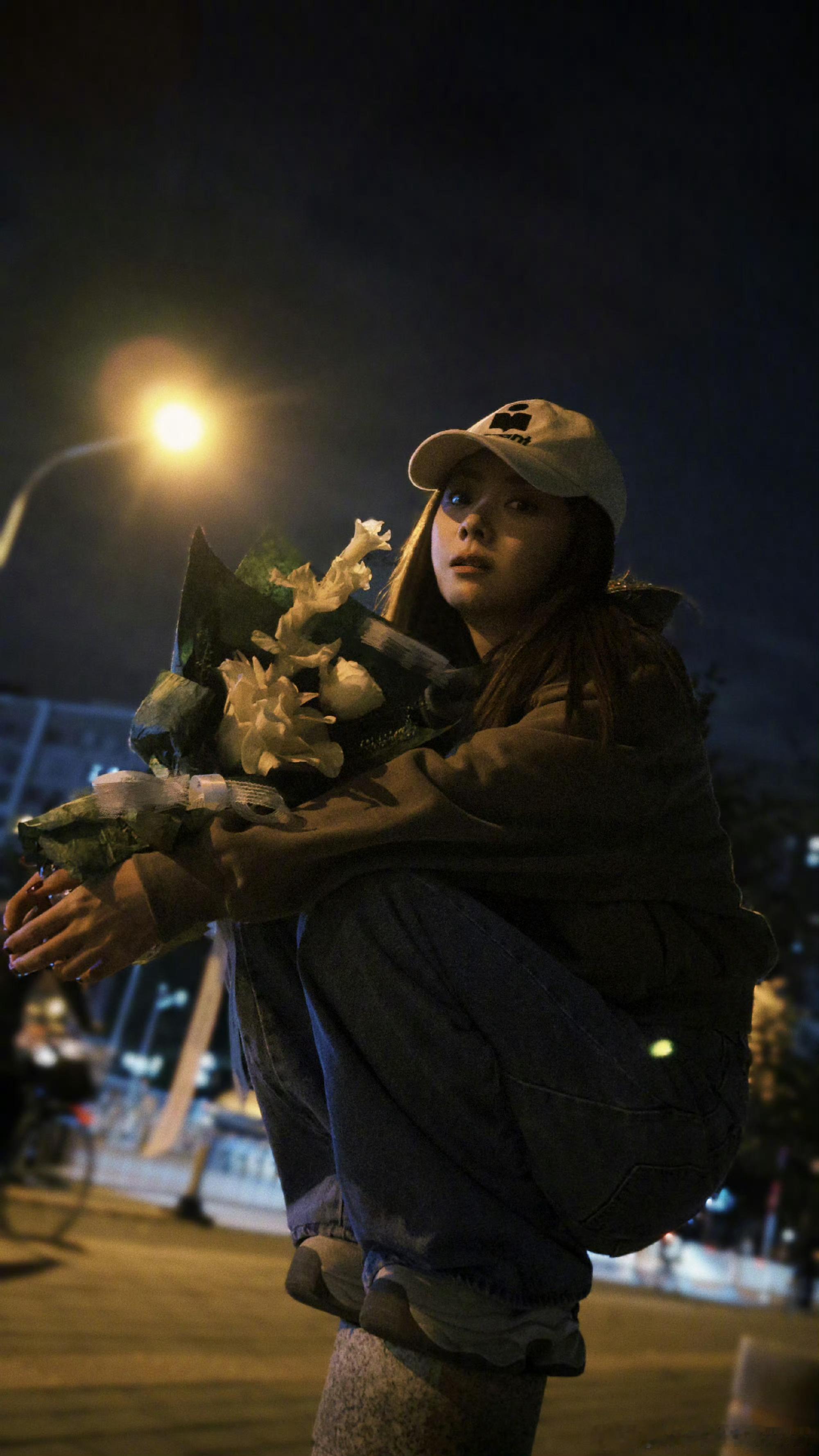 #谭松韵捧花路边随拍#可可爱爱的谭松韵[心] ​​​