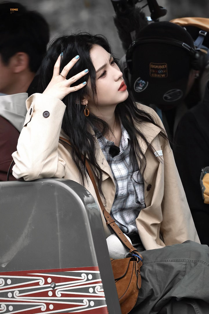 周也cue了地球超新鲜路透周也直播造型清新养眼，薄荷绿长裙配墨镜超有夏日学姐感，