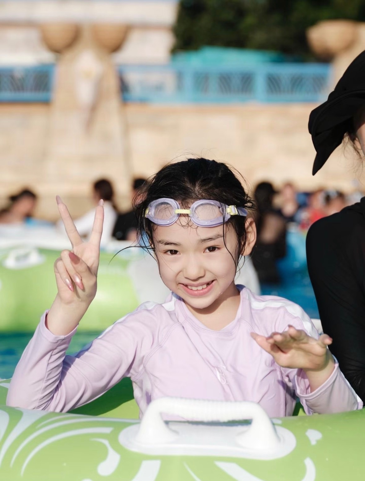 小酒窝朵朵三亚度假娱乐圈神仙闺蜜局！董璇佟丽娅带小酒涡朵朵三亚度假，朵朵和小酒窝