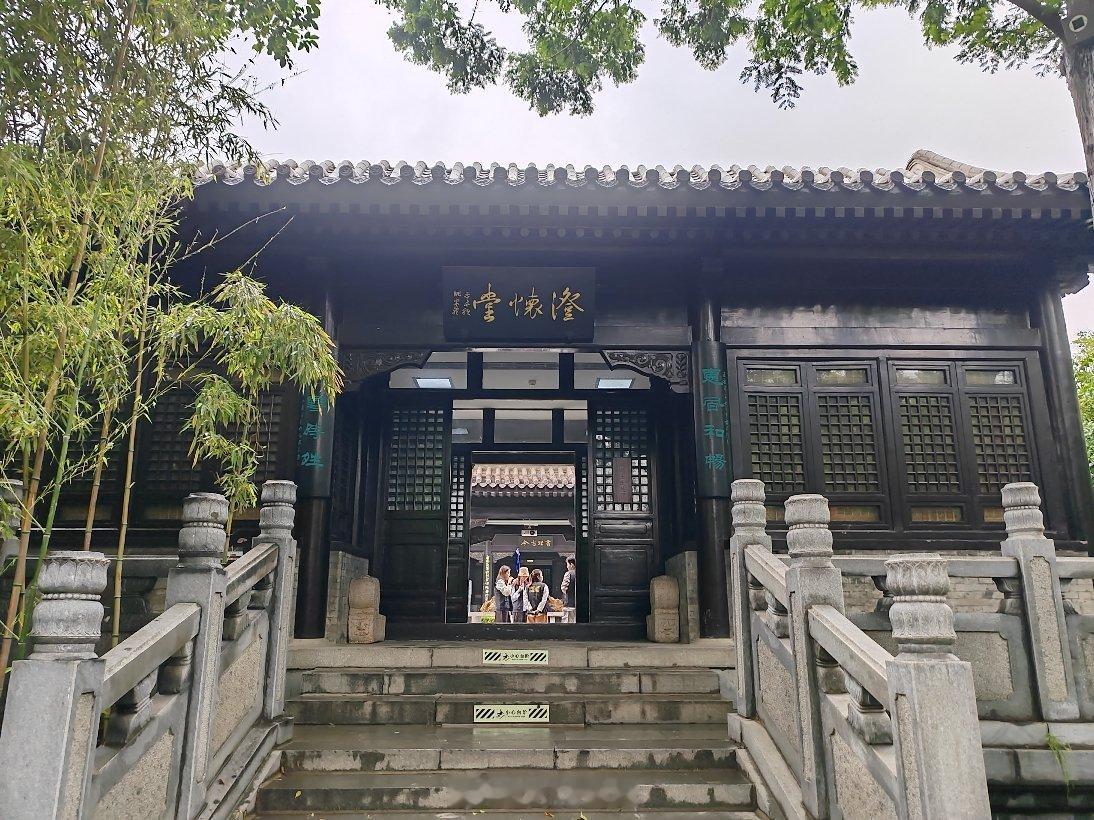沂蒙铸魂薪火相传参观王羲之故居，王羲之幼年在此废寝忘食、日夜苦练，终成千古“书圣