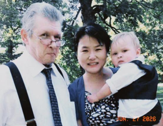 湖北单亲妈妈远嫁65岁美国老翁，携子移居美国，婚后14年，丈夫就离世了。这位单亲