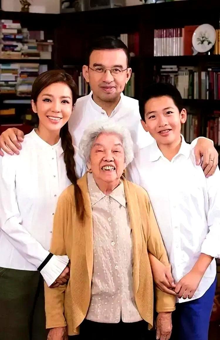 朱迅这全家福很温馨呢。

照片里一家人的状态就像平常家庭一样真实。

王志发福了