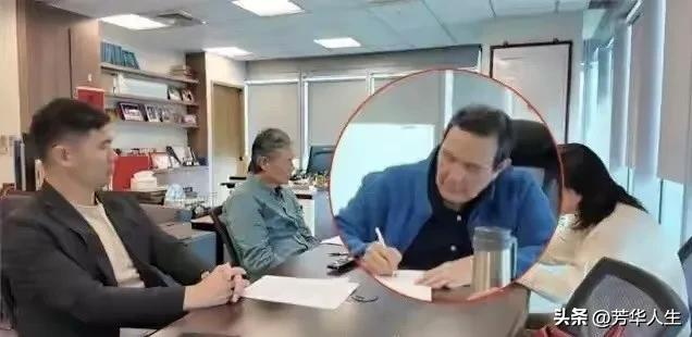 时政观察员最近马英九基金会不大点事几乎在全网霸屏，搞得满城风雨，甚至把马的家人都