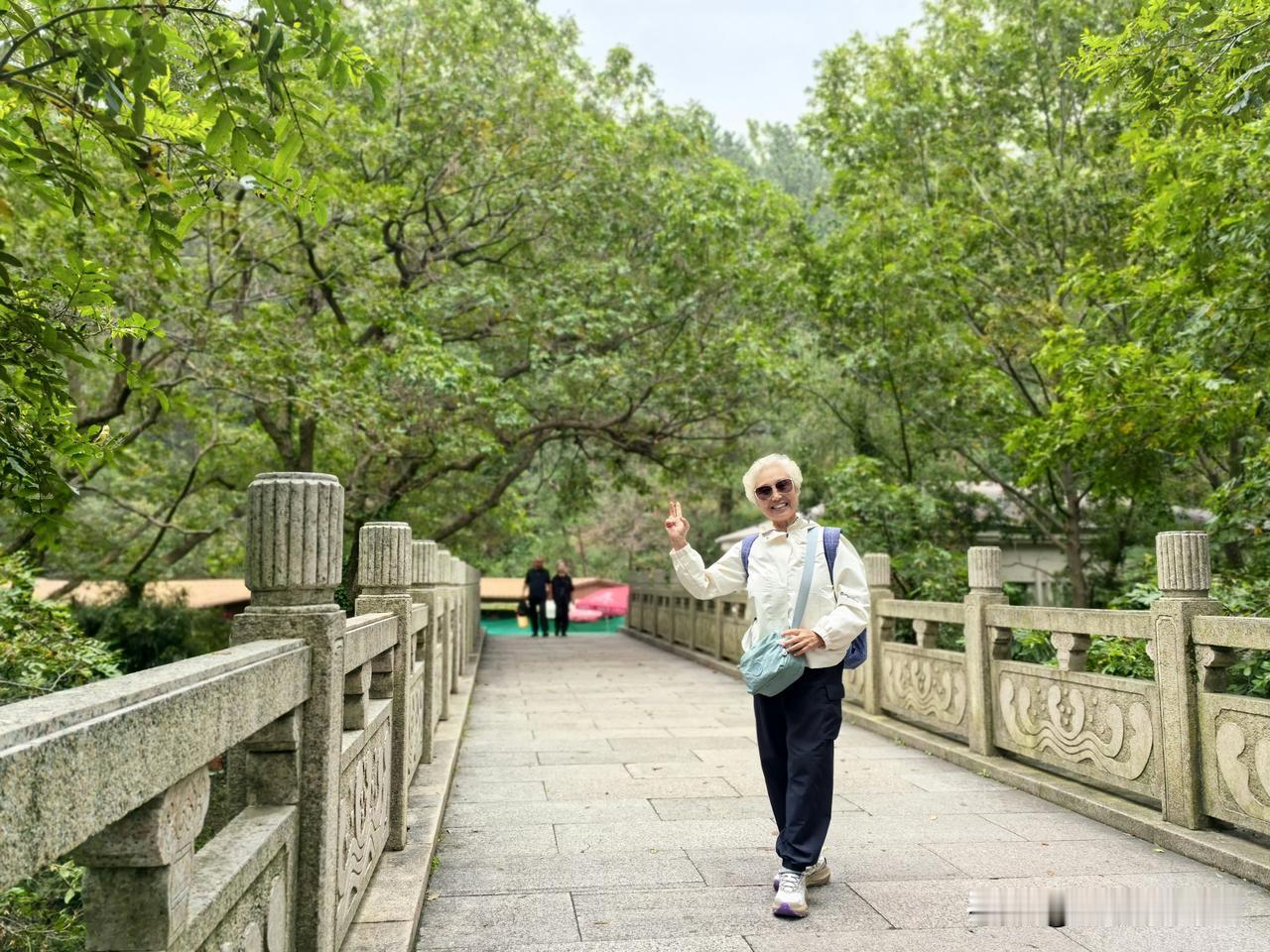 沿着三水往上走，你会看到水随着山势千回百转，九折十八弯，步步是美景，时而流水潺潺